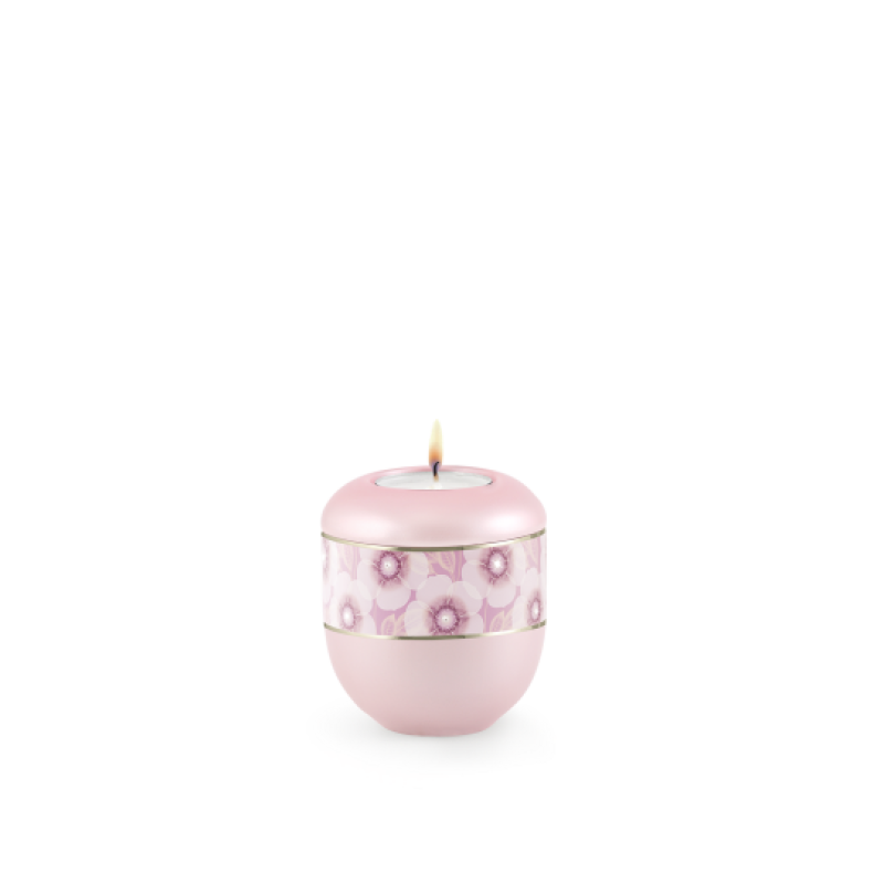 Gedenklicht in perlmutt rosé mit Blumen-Dekor, feinen Kristallen und Goldstreifen, rundliche Form, Gesamtansicht mit brennender Flamme.