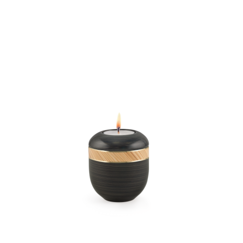 Gedenklicht aus der Edition Milano in handbemaltem Steingrau mit Zierband in Saharasand, rundliche Form und sichtbare Flamme, Gesamtansicht.