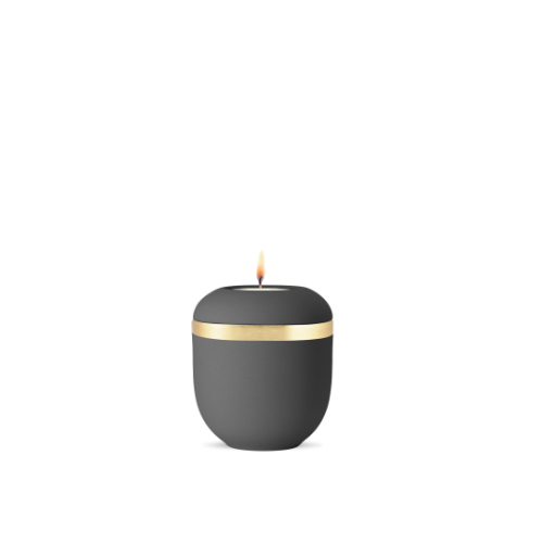 Gedenklicht aus der Edition Xenon in Samton Graphit mit gebürstetem Goldband, rundliche Form, Gesamtansicht mit brennender Flamme.