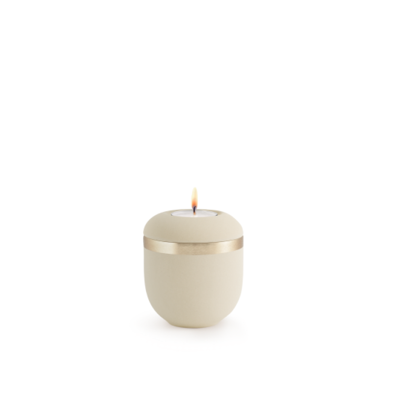 Gedenklicht in Samton Creme mit gebürstetem Goldband, runde Form und flammender Docht, Gesamtansicht.