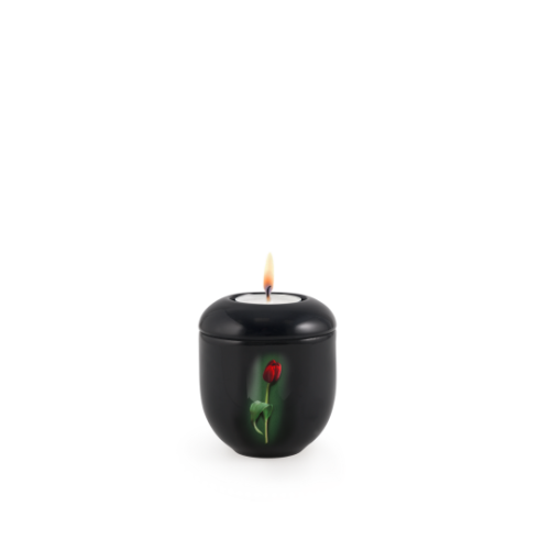 Gedenklicht in Klavierlack schwarz mit einer roten Tulpe als Dekor, runde Form, Gesamtansicht mit brennender Kerze auf der Oberseite.