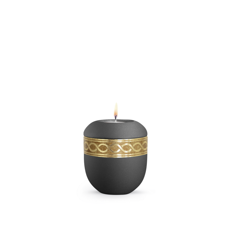 Gedenklicht in Samton Anthrazit mit mattgoldenem Unendlichkeitsdekor, altgolden eingefasst, runde Form und brennender Docht, Gesamtansicht.