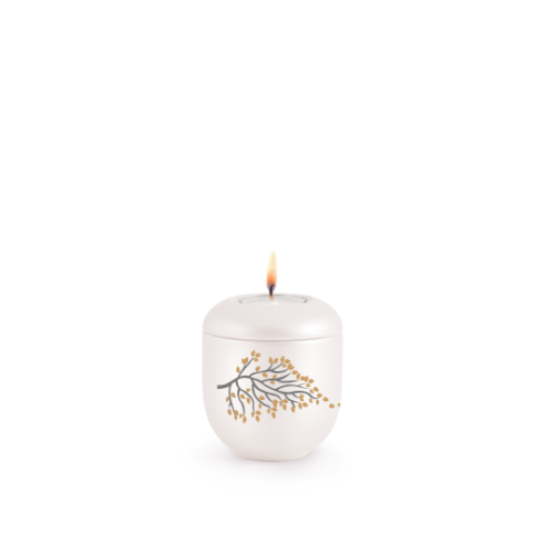 Gedenklicht aus der Edition Silva in Perlmuttfarbe, ovaler Form mit goldfarbener Blattdekorierung und brennender Flamme auf der Oberseite.
