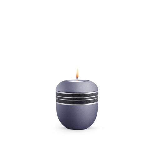Gedenklicht in Samton Lavendel mit mattsilber eingefasstem schwarzem Mosaikzierband, runde Form und brennender Docht, Gesamtansicht.