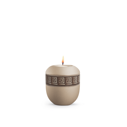 Gedenklicht in Champagnerfarbe mit Mäander-Dekor aus Pflanzenfasern, rundliche Form, Gesamtansicht mit brennender Kerze oben.
