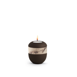 Gedenklicht Edition Papyrus, Farbe Siena, Dekor Hände, Band aus Pflanzenfasern, Porzellan Gedenklicht Edition Papyrus, Farbe Siena, Dekor Hände, Band aus Pflanzenfasern, Porzellan