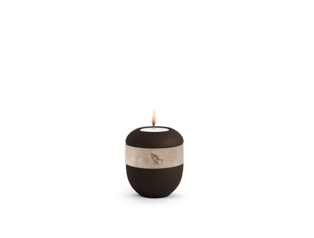 Gedenklicht Edition Papyrus, Farbe Siena, Dekor betende Hände, Band aus Pflanzenfasern, Porzellan Gedenklicht Edition Papyrus, Farbe Siena, Dekor betende Hände, Band aus Pflanzenfasern, Porzellan