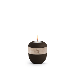 Gedenklicht Edition Papyrus, Farbe Siena, Dekor betende Hände, Band aus Pflanzenfasern, Porzellan Gedenklicht Edition Papyrus, Farbe Siena, Dekor betende Hände, Band aus Pflanzenfasern, Porzellan