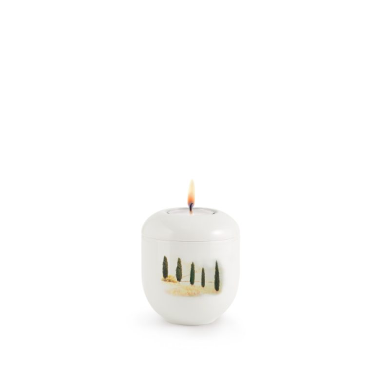 Gedenklicht in weißer, runder Form mit einer brennenden Flamme oben und einer Landschaft mit Zypressen auf der Vorderseite.