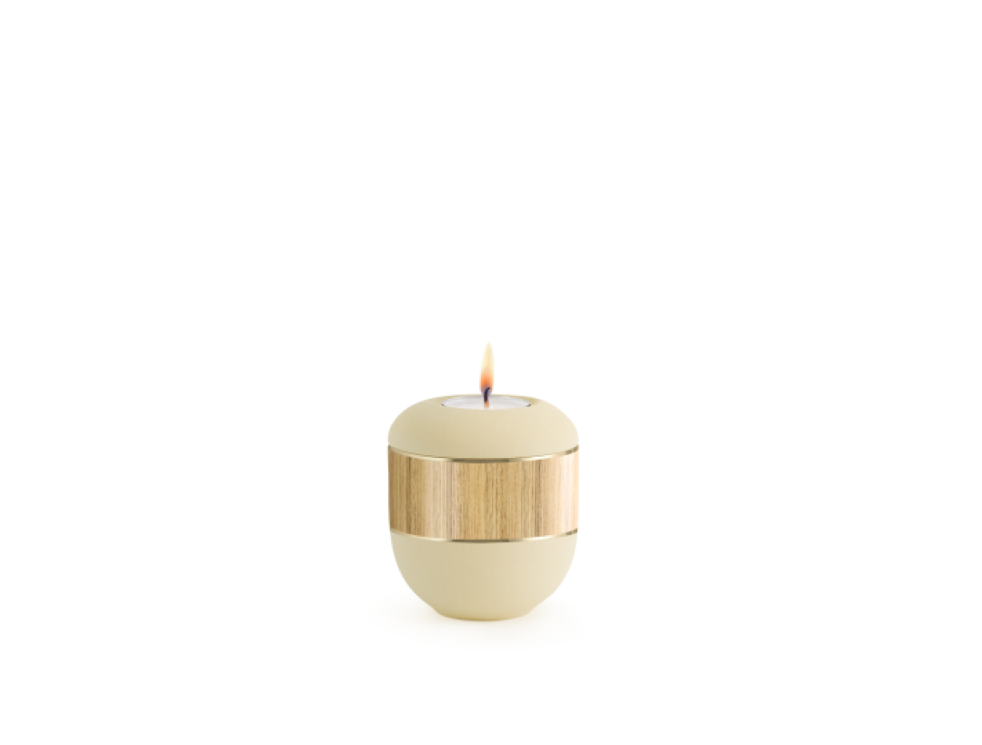 Edition Wood Line, Samtton creme - Gedenklicht, Dekor Pinie Edition Wood Line, Samtton creme - Gedenklicht, Dekor Pinie