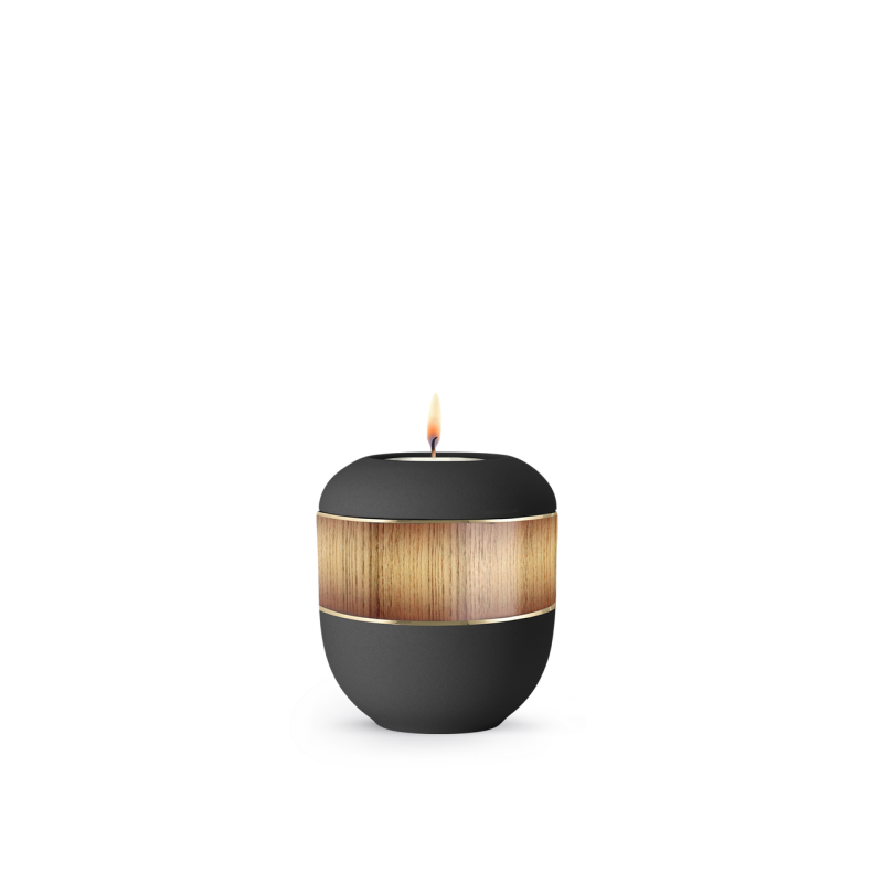 Gedenklicht aus der Edition Wood Line in anthrazit mit dekorativem Sunburst-Muster, runde Form und flamme, Gesamtansicht.