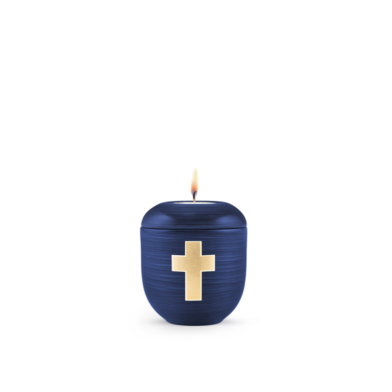 Gedenklicht in Pazifikblau, handbemalt mit gebürstetem Kreuz in Gold, runde Form, Gesamtansicht mit brennender Kerze oben.