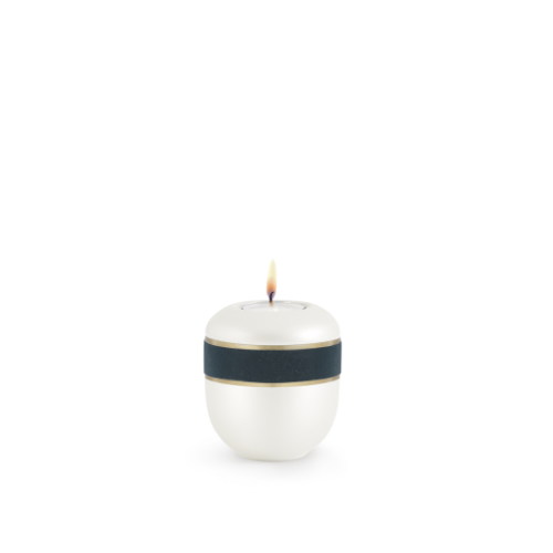 Gedenklicht in Perlmutt mit anthrazitfarbenem Dekor und goldener Linie, runde Form, Gesamtansicht mit brennender Flamme.