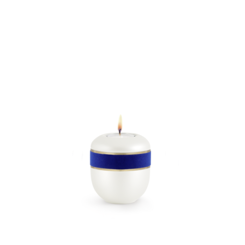 Gedenklicht aus der Edition D'artiste in Perlmutt mit königsblauem Dekor und goldener Linie, rundliche Form, Gesamtansicht mit brennender Flamme.