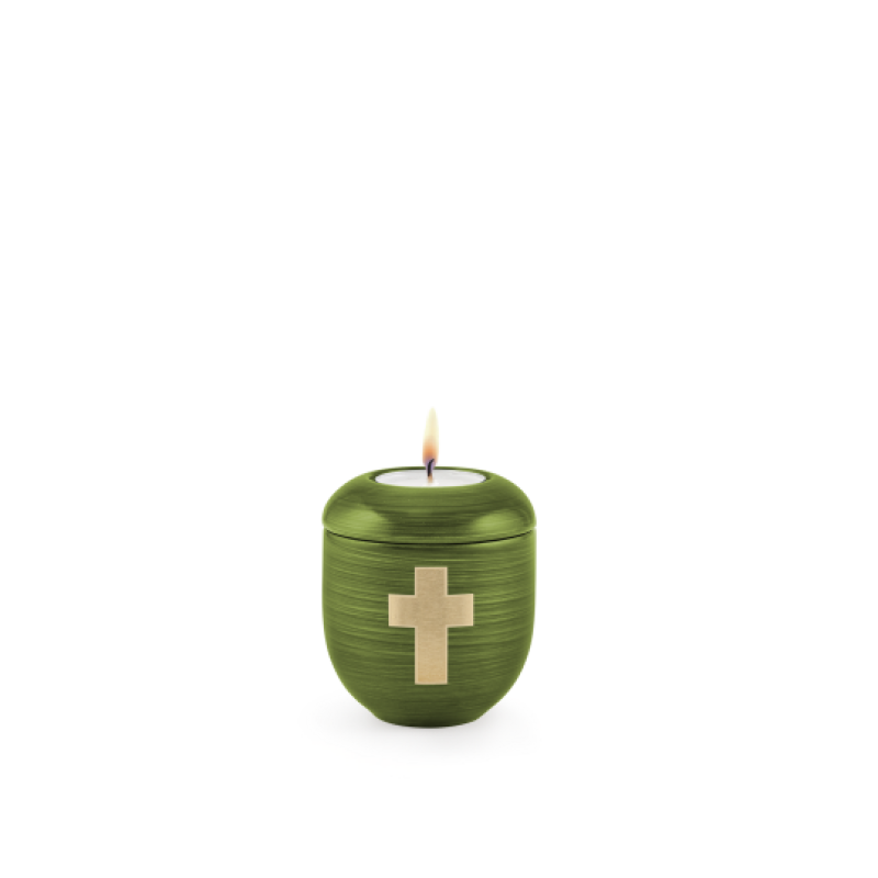 Gedenklicht in Schilfgrün, handbemalt, mit gebürstetem Kreuz in hellem Holz, runde Form, Gesamtansicht mit brennender Kerze.