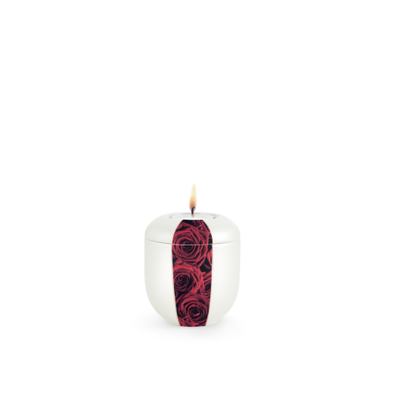 Gedenklicht aus der Edition Natura in Perlmuttfarbe mit rotem Rosenmotiv, runde Form und sichtbarem Docht, Gesamtansicht.
