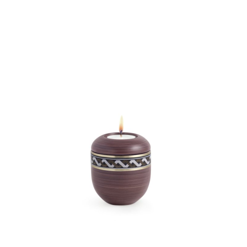 Gedenklicht aus der Edition Intarsia in kastanienbraun, handbemalt mit Wellenmuster und einer flammenbeheizten Öffnung oben, Gesamtansicht.