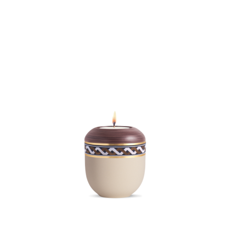 Gedenklicht in Creme und Kastanienbraun, handbemalt mit Mäander-Muster, runde Form, Gesamtansicht mit brennender Kerze oben.
