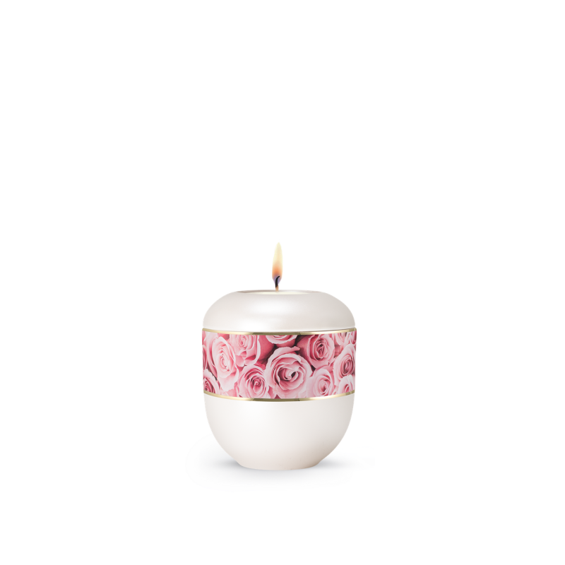 Gedenklicht in perlmuttfarbener Ausführung mit einem dekorativen Band aus rosa Rosen, runde Form und brennende Flamme, Gesamtansicht.