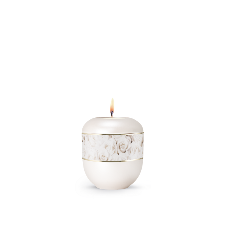 Gedenklicht in perlmuttfarben mit einem dekorativen Band aus weißen Rosen und goldener Linie, in runder Form mit brennender Flamme, Gesamtansicht.