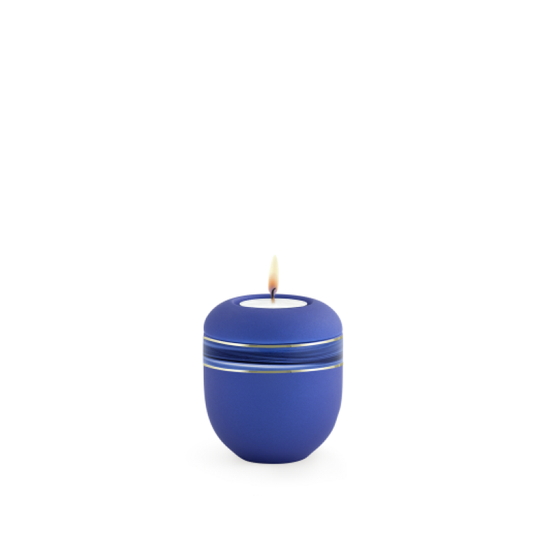 Gedenklicht in Samtton azur mit Wellendekor, runde Form und brennender Flamme, Gesamtansicht des Produkts.