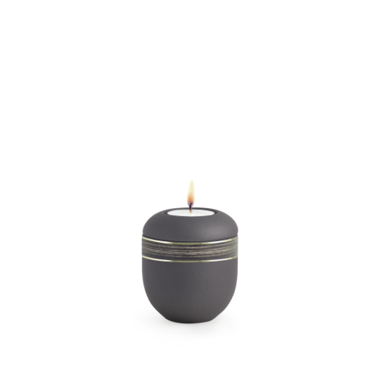 Gedenklicht in Samtton anthrazit mit Holzdekor, runde Form, brennende Kerze oben, Gesamtansicht des eleganten Designs.