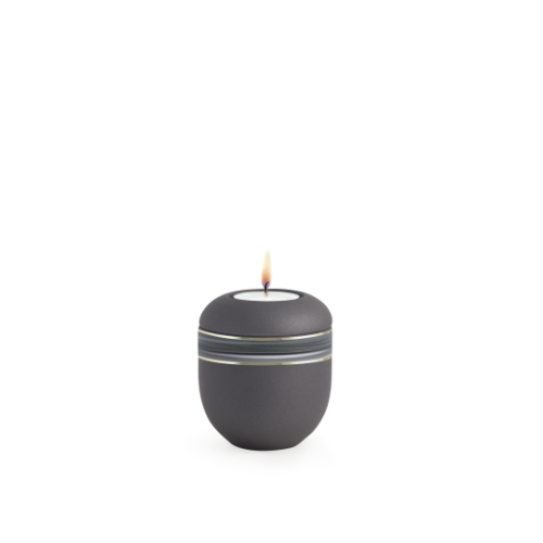 Gedenklicht in anthrazit mit Wellendekor und einer flammenlosen Kerze, rundliche Form, matte Oberfläche, Gesamtansicht des Produkts.
