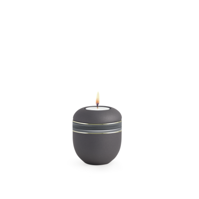 Gedenklicht in anthrazit mit Wellendekor und einer flammenlosen Kerze, rundliche Form, matte Oberfläche, Gesamtansicht des Produkts.