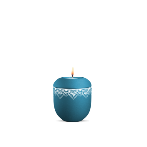 Gedenklicht in velvet Arctic Türkis mit Mandala-Muster auf dem Deckel und umlaufend, in runder Form und mit brennender Kerze in der Mitte.