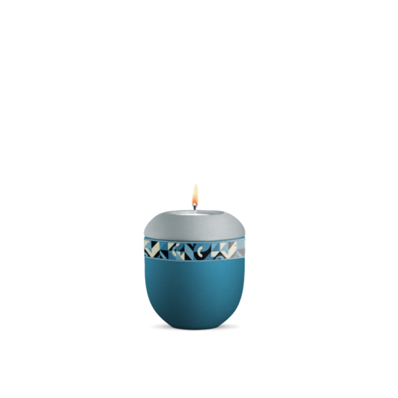Gedenklicht in velvet Arctic Türkis und Eisblau mit geometrischem Dekor, runde Form und flamme, Gesamtansicht des dekorativen Objekts.