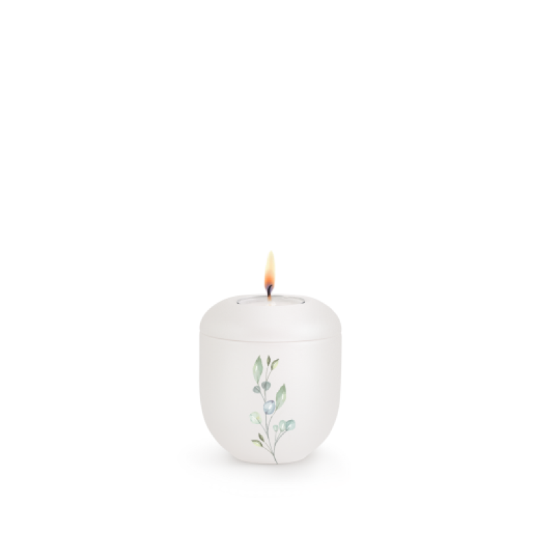 Gedenklicht in Perlmutt-Mattweiß aus Porzellan mit Eukalyptus-Motiv, runde Form, Gesamtansicht mit brennender Flamme oben.