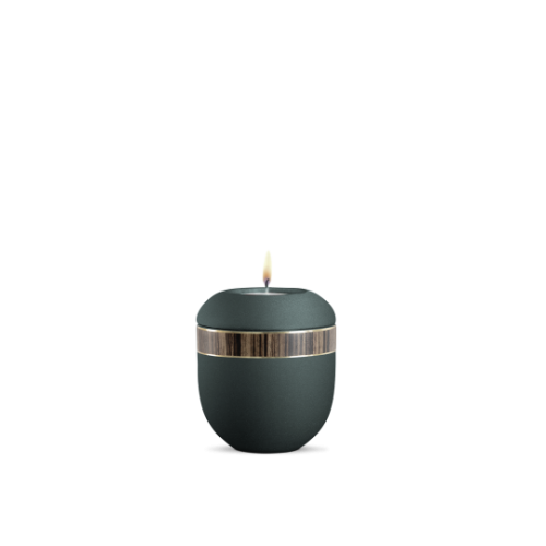 Gedenklicht in velvet Petrol mit Zebranodekor, rundliche Form, matte Oberfläche und goldfarbener Zierleiste, Gesamtansicht mit brennender Kerze.