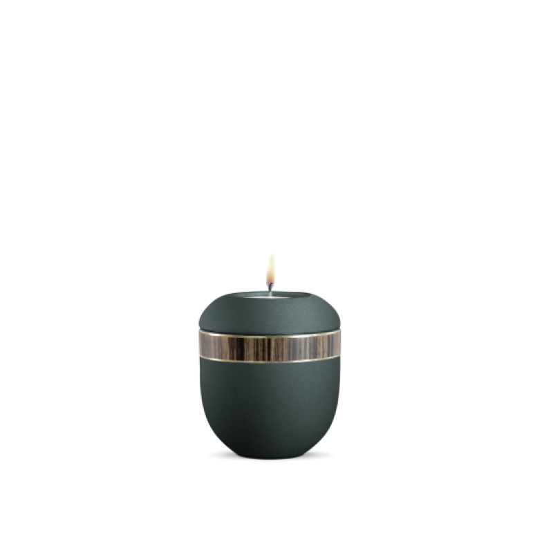 Gedenklicht in velvet Petrol mit Zebranodekor, rundliche Form, matte Oberfläche und goldfarbener Zierleiste, Gesamtansicht mit brennender Kerze.