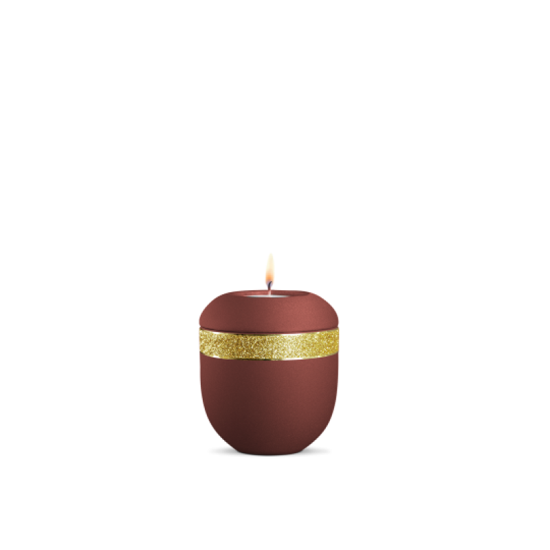 Ein rundes, rubinrotes Gedenklicht aus mattem Material mit einer gold glitzernden Dekorband, das eine flamme zeigt, Gesamtansicht.