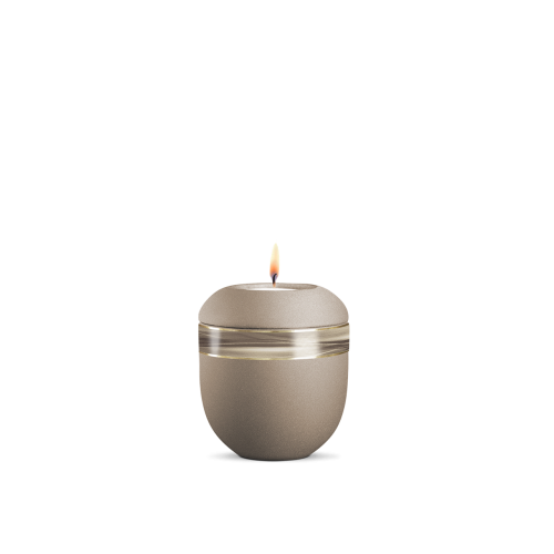Gedenklicht Infinity Sorrento in velvet Champagner mit Wellendekor, runde Form, aus mattem Material, Gesamtansicht mit brennender Flamme.