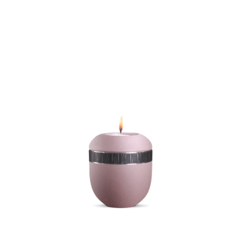 Gedenklicht in velvet Rosé mit einem schwarz gebürsteten Dekor, runde Form und flamme, Gesamtansicht des Produkts.