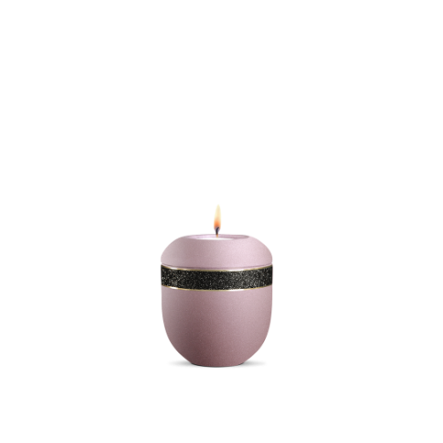 Gedenklicht in velvet Rosé mit schwarzem glitzerndem Dekor, rundliche Form, Gesamtansicht mit brennender Flamme oben.