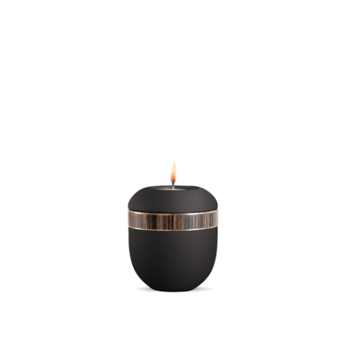 Gedenklicht in velvet Schwarz mit Zebranodekor, rundliche Form, mittig brennende Flamme, Gesamtansicht des Produkts.