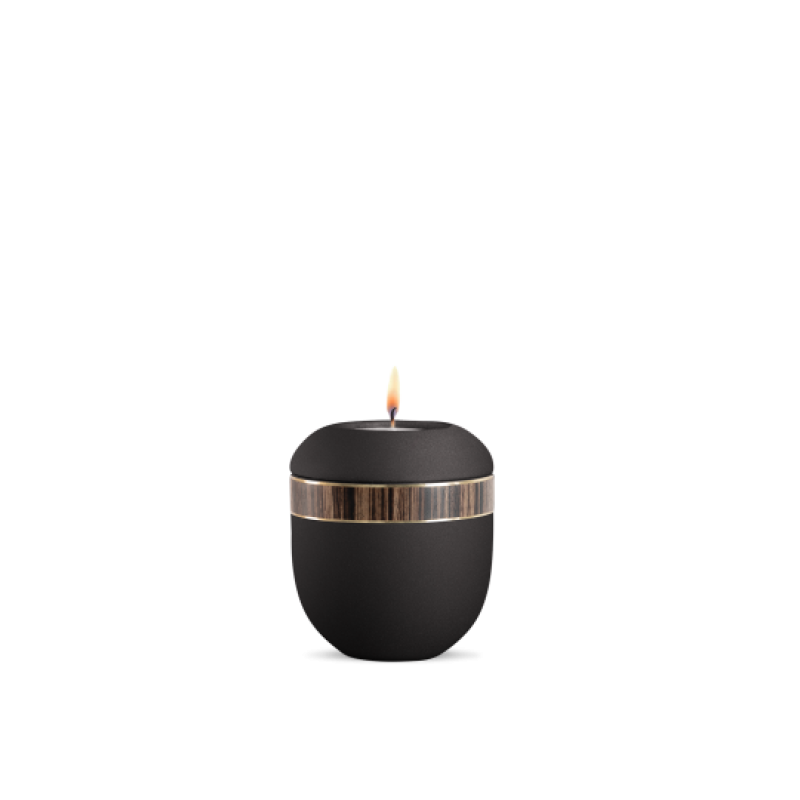 Gedenklicht in velvet Schwarz mit Zebranodekor, rundliche Form, mittig brennende Flamme, Gesamtansicht des Produkts.