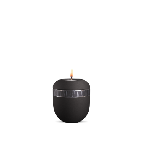 Gedenklicht Infinity Veta in velvet Schwarz mit schwarz gebürstetem Dekor, runde Form, Gesamtansicht mit brennender Flamme oben.