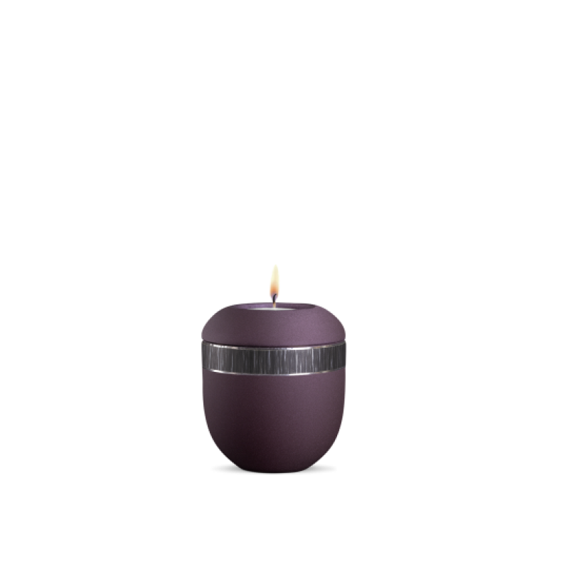 Gedenklicht Infinity Veta in velvet Berry mit schwarzem gebürstetem Dekor, runde Form, matte Oberfläche und einer flammenden Kerze in der Mitte.