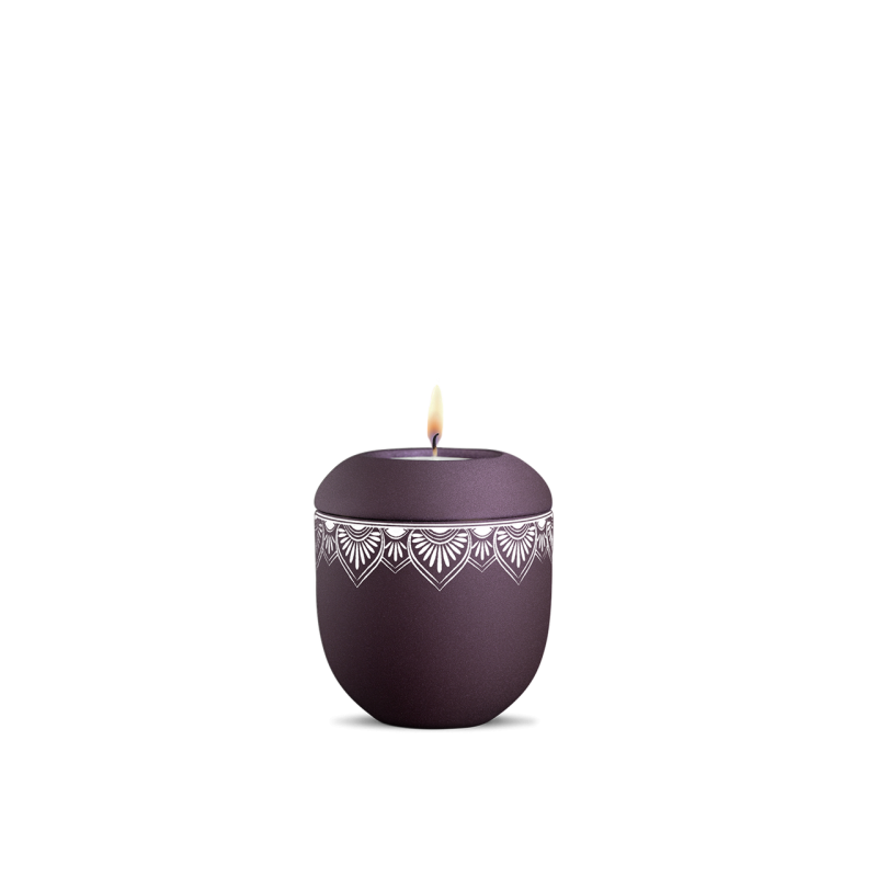 Gedenklicht in der Farbe Velvet Berry mit Mandala-Muster auf dem Deckel und umlaufend, aus mattem Material, in runder Form mit brennender Kerze.