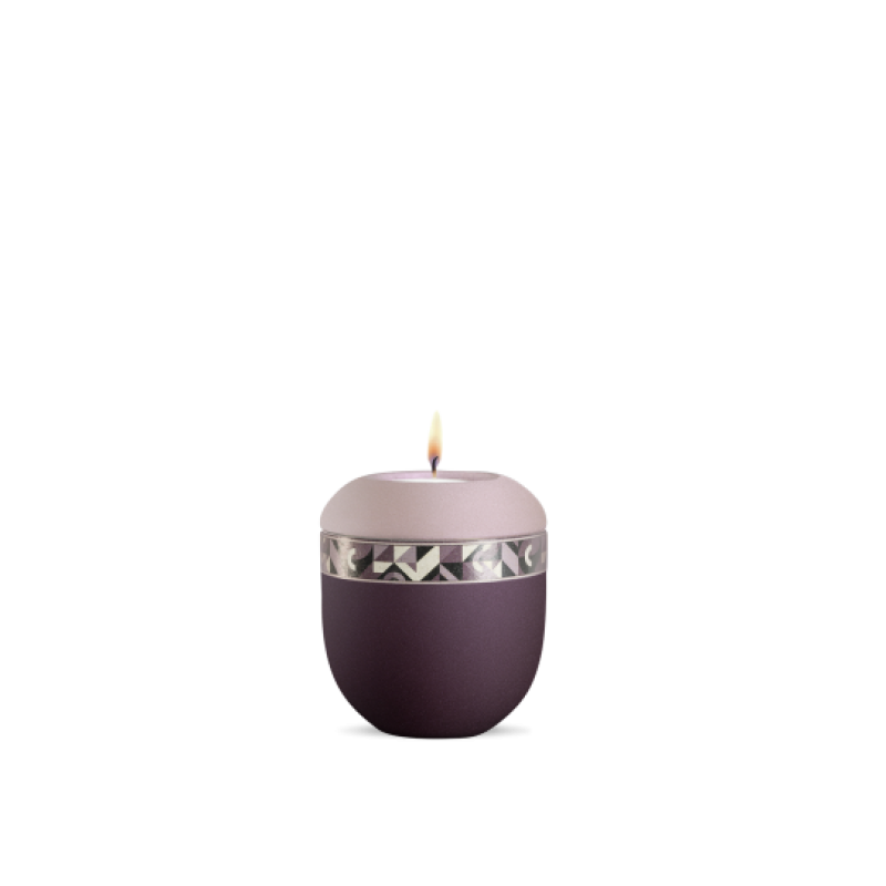 Gedenklicht in den Farben velvet Berry und Rosé mit geometrischem Dekor, rundliche Form und eine brennende Flamme auf der Oberseite, Gesamtansicht.