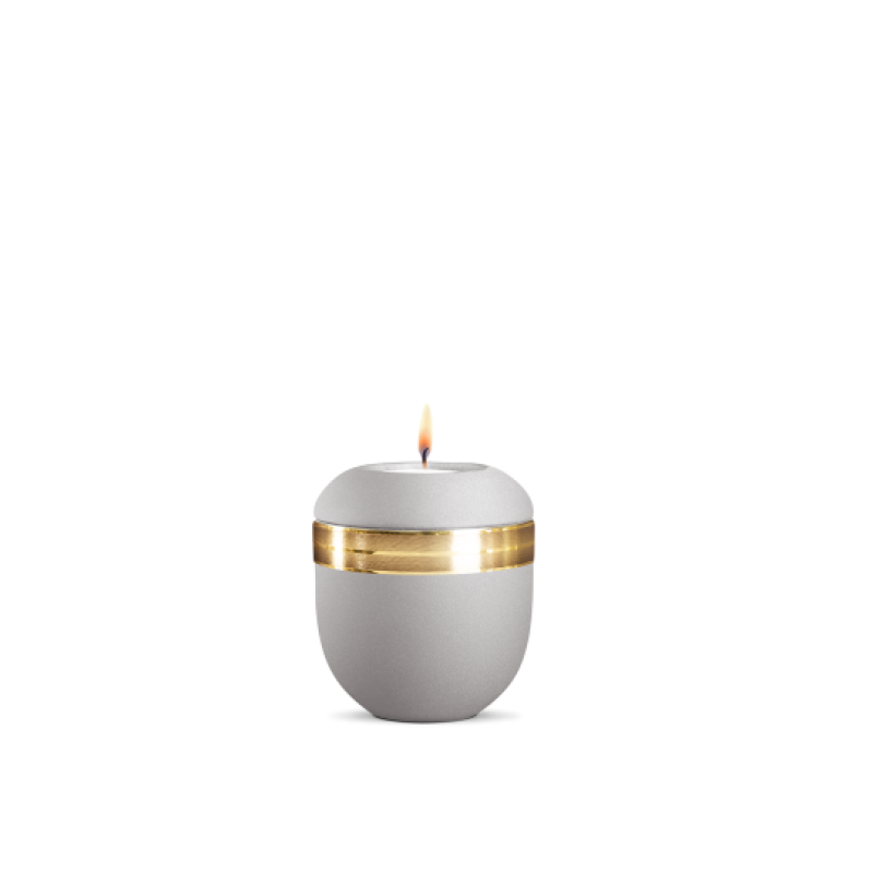 Gedenklicht in velours Silbergrau mit gebürstetem Golddekor, rundliche Form und flamme, Gesamtansicht des Produkts.