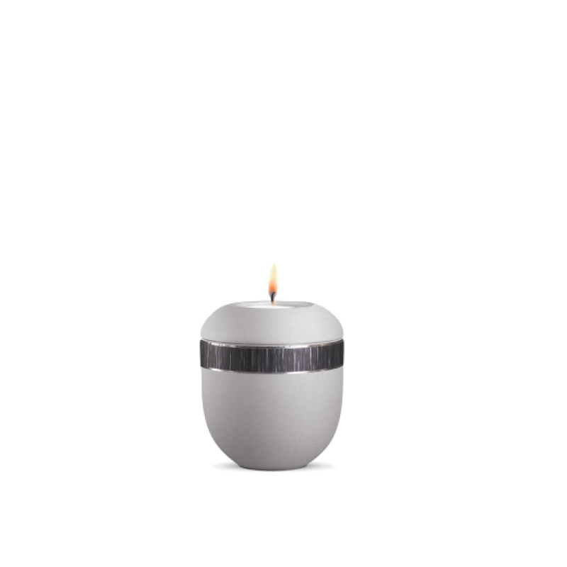 Gedenklicht Infinity Veta in velvet Silbergrau mit schwarz gebürstetem Dekor, runde Form und flamme, Gesamtansicht.