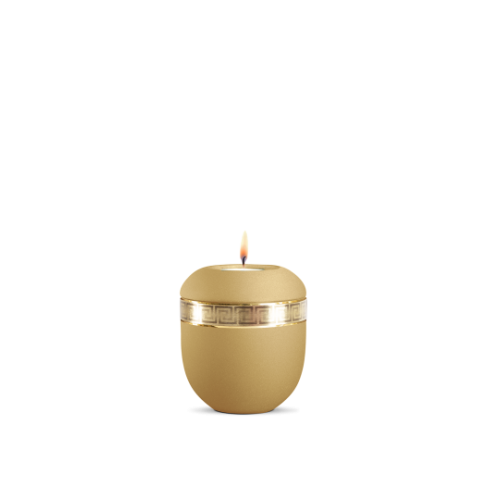 Gedenklicht in velvet Goldocker mit gebürstetem Golddekor im Mäanderdesign, runde Form und sichtbare Flamme, Gesamtansicht.