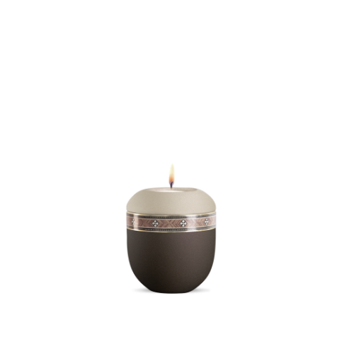 Gedenklicht in velvet Champagner und Siena mit Intarsiendekor in Form von Kreuzen, runde Form, Gesamtansicht, brennende Flamme oben.
