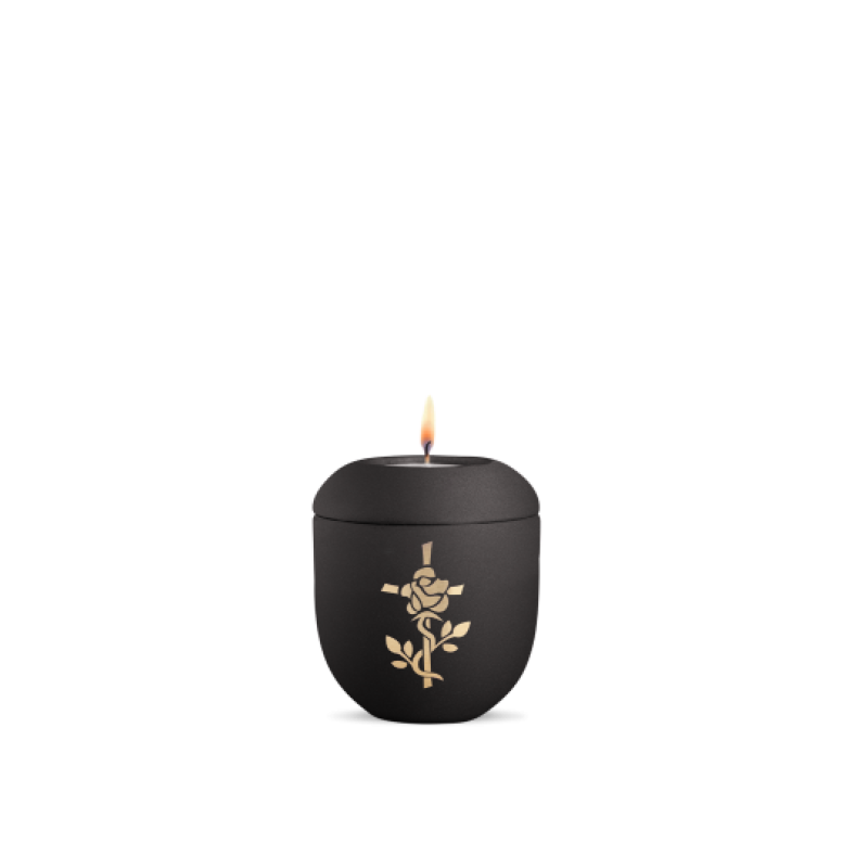 Gedenklicht aus der Edition Facette in Velvet Schwarz mit goldfarbener Kreuz- und Rosenmotivanbringung, runde Form und leicht gewölbter Oberseite, Gesamtansicht.