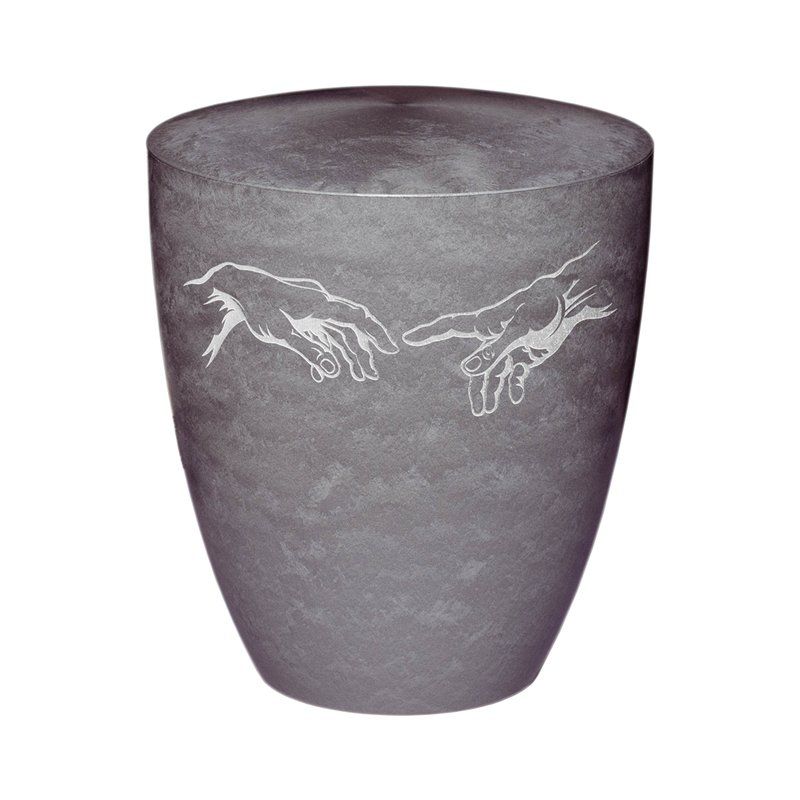 Die Alento Urne in Silber hat eine ovale Form, eine matte Oberfläche und zeigt eine Gravur von zwei Händen, die sich berühren, auf der Vorderseite.