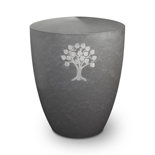 Die Alento Urne in grauem Material hat eine konische Form und zeigt auf der Vorderseite einen silbernen Lebensbaum als Gravur.